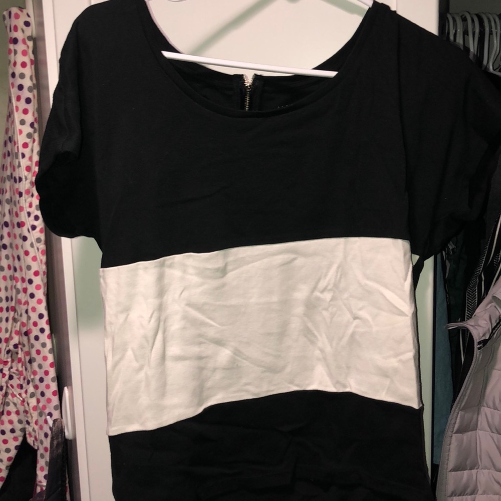 ANN TAYLOR. Basic black & white striped t shirt.